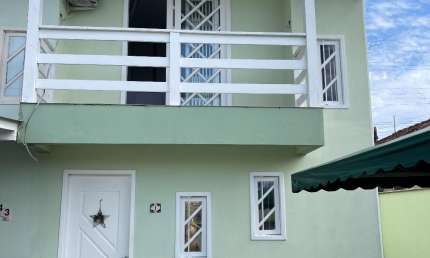 Sobrado duplex à venda com 2 quartos e escritura pública nos Ingleses do Rio Vermelho