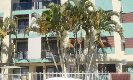 Apartamento à venda: 2 dormitórios - 300 metros do mar.