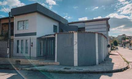 Maravilhosa Casa de Esquina com 4 quartos no Jardim Belvedere