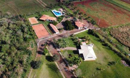 Terreno à venda localizado no Condomínio Rosa de Saron em Santa Terezinha.
