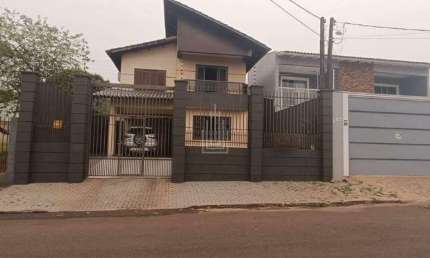 Sobrado à venda no bairro Jardim Aliace I em Foz do Iguaçu.