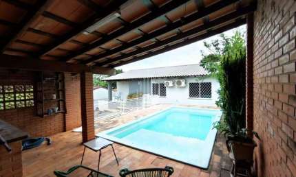 CASA À VENDA NA ÁREA 2 EM CIDADE DO LESTE - PARAGUAI