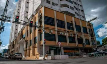 Sala comercial à venda no Centro de Cuiabá, 63m², 2 vagas de garagem próximo à Prefeitura, IFMT e bancos. - SA8005