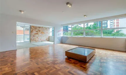 Apartamento de cinema, 5 dorms, 4 suítes, reformado, em Higienópolis, 327m², 3 vagas.