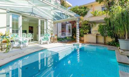 Vende casa na rua Dom Henrique 270 no Ibirapuera com 5 quartos, sendo 2 suítes, 572m² , 5 vagas.