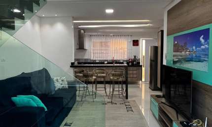 BAIXOU O VALOR!!!! SOBRADO ALTO PADRÃO EM CONDOMÍNIO, TODO MOBILIADO E DECORADO, 3 DORMITÓRIOS, À 2 QUADRAS DA PRAIA!!!