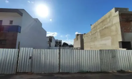 Terreno em condomínio fechado com toda infraestrutura, pronto para construir.