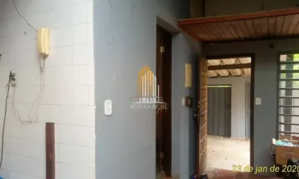 Casa térrea de 253m² possui 4 dormitórios (1 suíte), 1 sala e 3 vagas, à venda na região do brooklin