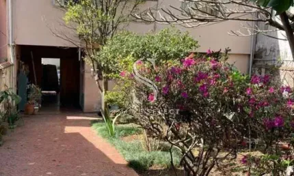 Moema, sobrado a venda de 380m² com 4 quartos , 2 banheiros e 3 vagas.
