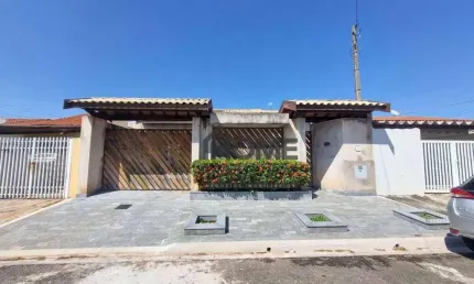 Casa térra com 3 dormitórios, sendo uma suíte, garagem para 4 veículos.