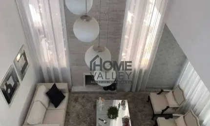 Casa sobrado com 3 suítes, closet, hidromassagem, piscina, situada em condomínio, Valinhos