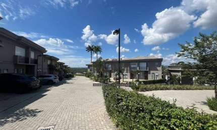 Casa sobrado com 3 suítes, localizada no Condomínio Quinta das Parreiras, disponível para venda