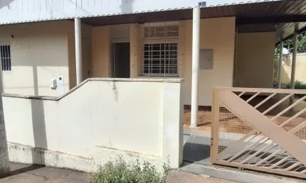 Locação  casa no centro da cidade de cuiabá em uma vila.