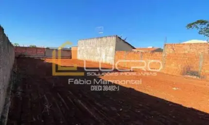 Terreno 12 x 30m2. plano. murado, vizinhos lados e fundo.rde eletrca (com poste) , calçada pronta.pronto para construir.