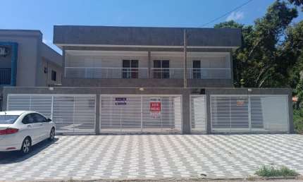 Casa térrea com quintal em condominío 2 dormitórios no Tude Bastos.