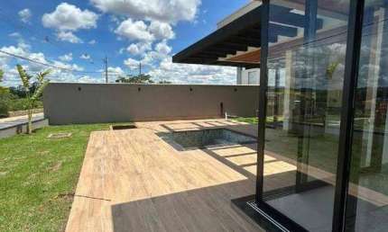 Casa térrea de esquina à venda no Condomínio Villaggio Toscana – 3 suítes | 264 m²