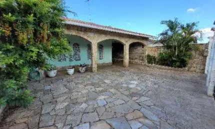 VENDA DE CASA TÉRREA NO JARDIM RINCÃO, EM ARUJÁ/SP, OPORTUNIDADE com 310m², 3 quartos, suíte, churrasqueira, edícula e 4 vagas. CONSULTE-NOS.