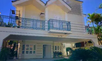 VENDA CASA RIVEIRA/SÃO LOURENÇO 100% REFORMADA A/T 408m² A/C 346m² distribuídos em 5 suítes todas com ar condicionados, SPA, home. CONSULTE-NOS.