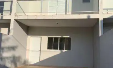 VENDA DE SOBRADO NA ESTÂNCIA PARAÍSO, EM ITAQUAQUECETUBA/SP, 80m² com 02 quartos, sacada, quintal aconchegante e garagem para 1 auto. CONSULTE-NOS.