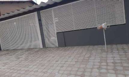 VENDA DE CASA TÉRREA NA VILA NELY, EM ITAQUAQUECETUBA/SP, 185m² com 3 dorm, suíte com ar-cond., piscina, área gourmet e vagas p 3 autos. CONSULTE-NOS.