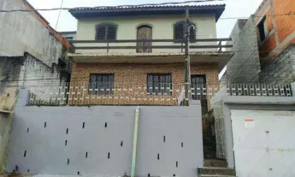 VENDA DE SOBRADO NO CIDADE NOVA LOUZADA, EM ITAQUAQUECETUBA/SP, 180m² com 3 quartos, 2 suítes, varanda, área gourmet e garagem fechada. CONSULTE-NOS.