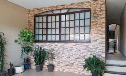 VENDA DE SOBRADO NO JARDIM PRESIDENTE DUTRA, EM GUARULHOS/SP, 300m² com 4 quartos, suíte, salão amplo e coberto e garagem para 02 autos. CONSULTE-NOS.