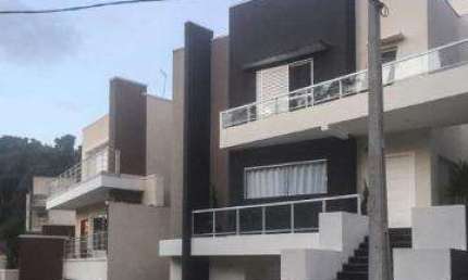 VENDA CASA CONDOMÍNIO ARUJÁ VILLE II EXCELENTE IMÓVEL COM A/T 375m² A/C 400m² distribuídos em 7 dormitórios sendo 5 suítes, banheiro com Hidro, sala d