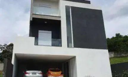 VENDA CASA CONDOMÍNIO ARUJÁ VILLE II EXCELENTE IMÓVEL COM A/T 432m² A/C 330m² distribuídos em 3 suítes sendo 1 suíte máster com closet, banheira de hi