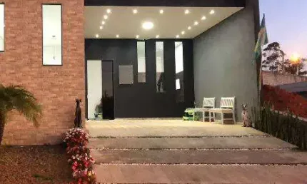 VENDA DE CASA NO RESIDENCIAL VENEZA I, EM MOGI DAS CRUZES/SP 160m², com 3 suítes, jardim de inverno, sala jantar, piscina e área gourmet. CONSULTE-NOS
