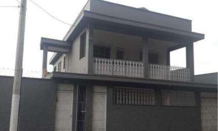 LOCAÇÃO DE CASA COMERCIAL NO CENTRO DE ARUJÁ/SP, 300m² com 3 quartos, salas, 3 banheiros, garagem para 2 autos e localização estratégica. CONSULTE-NOS
