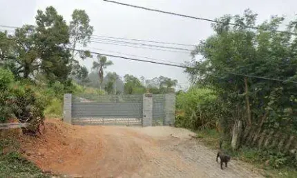 VENDA DE TERRENO NO BAIRRO CANJICAS, EM ARUJÁ/ SP, excelente oportunidade para investir com área total de 300m² e com poço artesiano. CONSULTE-NOS.