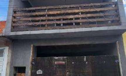 VENDA DE SOBRADO NO PARQUE RODRIGO BARRETO, EM ARUJÁ/SP, 250m² com 3 quartos, suíte, varanda, quintal e garagem fechada para 2 autos. CONSULTE-NOS.