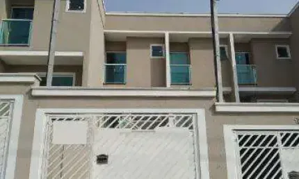 VENDA DE CASA NO PARQUE RESIDENCIAL SCAFFID II, EM ITAQUAQUECETUBA/SP, 79m² c/ 2 suítes, sala de estar, varandas, área gourmet e 2 vagas. CONSULTE-NOS