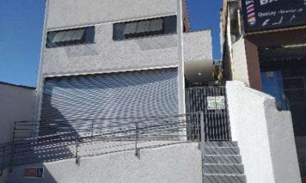 LOCAÇÃO DE SALÃO COMERCIAL EM ARUJÁ, com 250m², amplo espaço c/ pavimento superior e inferior, 2 copas e entrada c/ acessibilidade. CONSULTE-NOS..