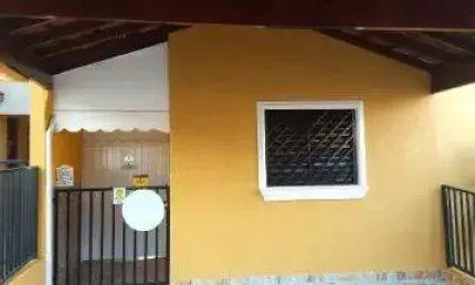 VENDA DE CASA TÉRREA NO CONDOMÍNIO VILLAGIO, EM ITAQUAQUECETUBA/SP, 125m² com 3 quartos, churrasqueira, cozinha e garagem para 02 autos. CONSULTE-NOS.