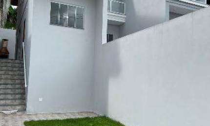 VENDA DE SOBRADO NO JARDIM AMAZONAS, EM ITAQUAQUECETUBA/SP, 70m² com 2 quartos, quintal gramado, churrasqueira e 02 vagas para auto. CONSULTE-NOS.