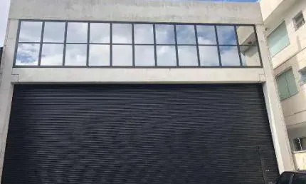LOCAÇÃO DE GALPÃO COMERCIAL NO CENTRO DE ARUJÁ/SP, 700m² com mezanino, 5 banheiros sendo 1 acessível, 5 vagas e energia trifásica. CONSULTE-NOS.