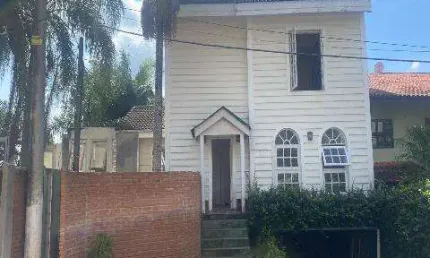 VENDA DE TERRENO NO CONDOMÍNIO ARUÃ, EM MOGI DAS CRUZES/SP, com área de 600m² e uma casa grande que necessita de reforma geral. CONSULTE- NOS.