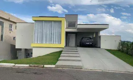 VENDA DE SOBRADO NO CONDOMÍNIO MONTEREY, EM MOGI DAS CRUZES/SP, 320m² com 3 quartos, suíte, cozinha com planejados e piscina aquecida. CONSULTE-NOS.