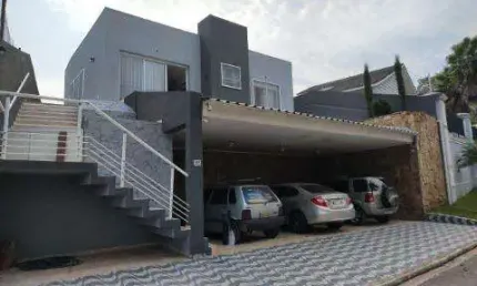 Venda de casa no condomínio arujá country club, em arujá/sp, 200m² com 3 quartos, suíte, hidro, planejados, sala com lareira e 3 vagas. consulte-nos.