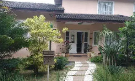 VENDA DE SOBRADO NO CONDOMÍNIO ARUJAZINHO I, II E III, EM ARUJÁ/SP, 440m² c/ 4 suítes, salão de festas, varanda, churrasqueira e 4 vagas. CONSULTE-NOS