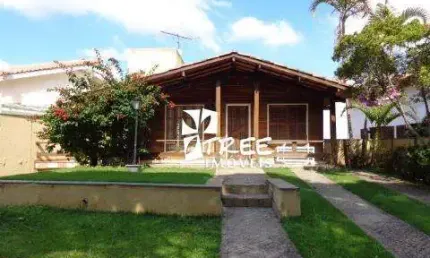 VENDA DE CASA NO CONDOMÍNIO ARUJÁ COUNTRY CLUB, 250m² c/ 2 quartos, suíte c/ sacada, salão com churrasqueira e forno de pizza e 4 vagas. CONSULTE-NOS.