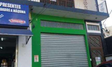 LOCAÇÃO DE SALÃO COMERCIAL NO CENTRO DE ARUJÁ/SP, OPORTUNIDADE com 90m², banheiro privativo, copa, 01 vaga e pé direito de 4m. CONSULTE-NOS.