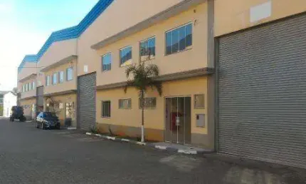 LOCAÇÃO DE GALPÃO COMERCIAL DE 840m², OPORTUNIDADE com área fabril 700m², escritório 140m², pé direito 8m, banheiros e vestiários. CONSULTE-NOS.