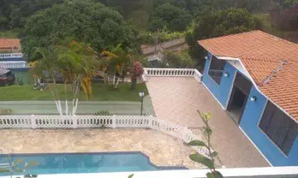 VENDA DE CHÁCARA NO JARDIM ARUJÁ, EM ARUJÁ/SP, 500m² com quartos, cozinha, piscina, churrasqueira, salão de festa e terreno de 2.000m². CONSULTE-NOS.