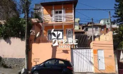 VENDA DE SOBRADO NO ARUJAMÉRICA, EM ARUJÁ/SP, 320m² com 3 quartos, suíte, lavanderia, salão e 05 vagas, sendo 02 cobertas. CONSULTE-NOS.