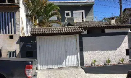 VENDA DE SOBRADO NO JARDIM FAZENDA RINCÃO, EM ARUJÁ/SP, 185m² com 3 suítes, sacada, cozinha planejada, área gourmet, piscina e 3 vagas. CONSULTE-NOS
