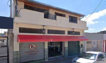 LOCAÇÃO DE CASA RESIDENCIAL/COMERCIAL NO CENTRO DE ARUJÁ/SP, com 2 quartos, sala c/ 2 ambientes, varanda na frente e nos fundos e 1 vaga. CONSULTE-NOS