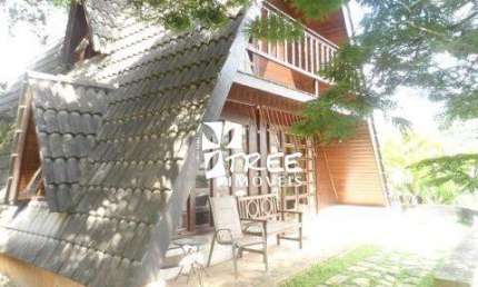 VENDA DE CASA ESTILO CHALÉ NO CONDOMÍNIO ARUJAZINHO IV, área de 610m² com casa de 120m², 2 quartos, sala 2 ambientes, piscina e 2 vagas. CONSULTE-NOS.