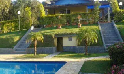 VENDA E LOCAÇÃO DE CHÁCARA MOBILIADA NA ESTRADA SÃO DOMINGOS, EM ST. ISABEL/SP, terreno 7mil m², cômodos amplos, 5 quartos e piscina. CONSULTE-NOS.